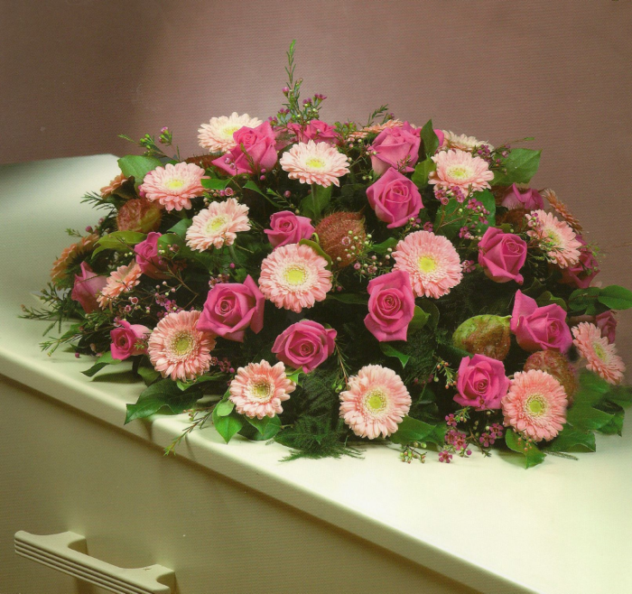 Roze gerbera’s en rozen met bijmaterialen € 125,00