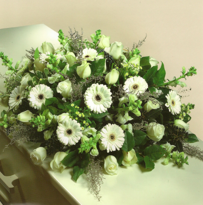 Gemengde witte bloemen, o.a. rozen en gerbera's € 125,00