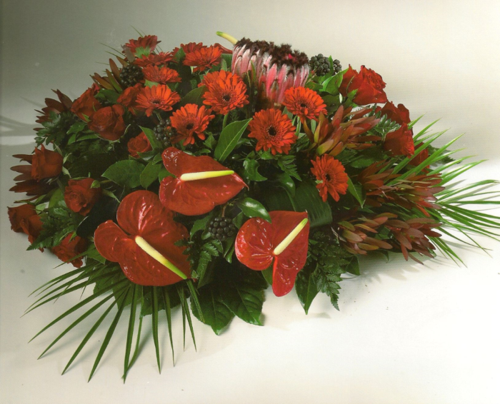Rode gerbera’s, rozen en anthuriums ca. 60 cm.  € 180,00